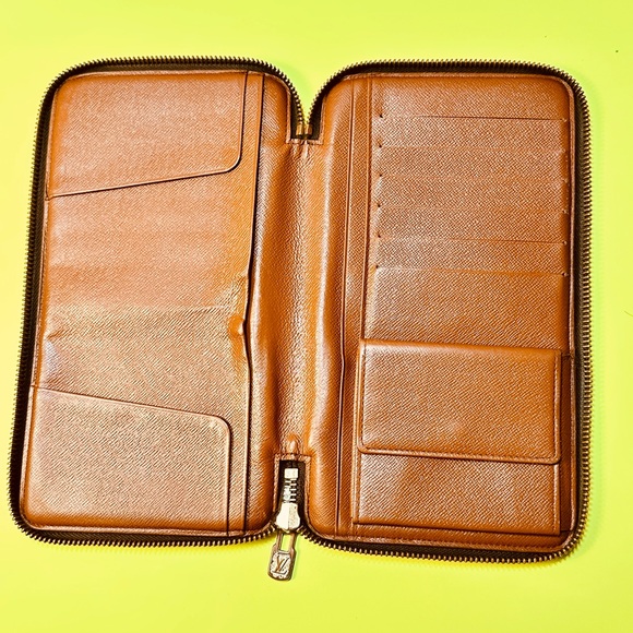 Louis Vuitton Brown Monogram zipped Wallet - Picture 6 of 14
